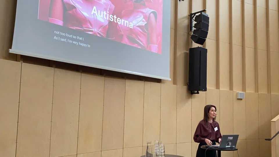 Författaren Clara Törnwall presenterar på konferensen Ett LU för alla.