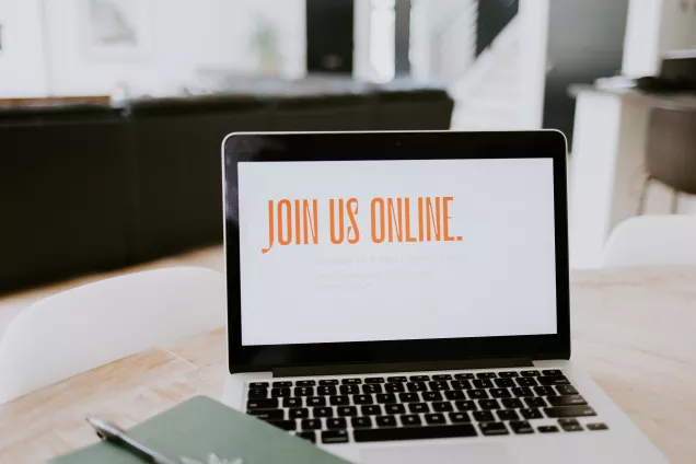 Bild på en laptop med texten "join us online".