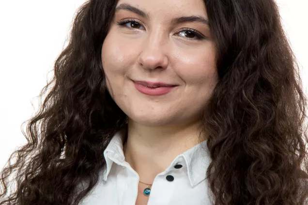 Porträttfoto på Jasmin Öykü Özdemir.