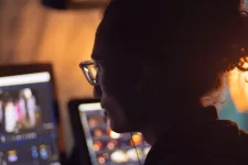 Ansikte i profil som arbetar med video vid en dator.
