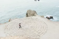 Bild visar person i labyrint
