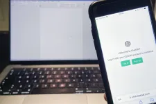 Foto av en mobiltelefon som på skärmen visar AI-tjänsten ChatGPT.