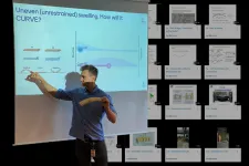 Foto som visar en lärare från LTH som undervisar på distans under pandemin.